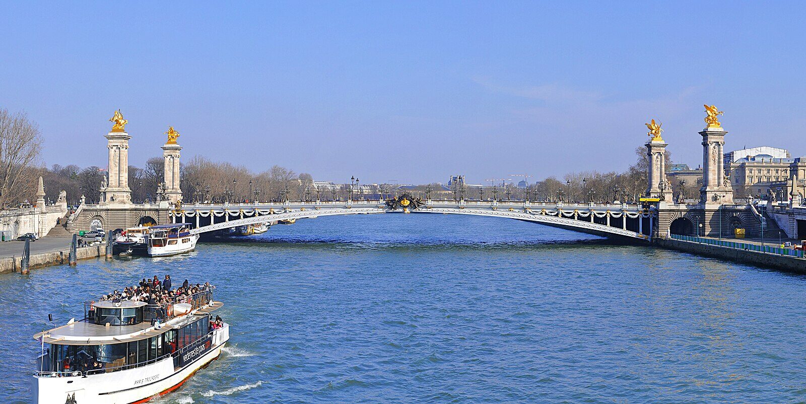 Les Renommées dorées du pont Alexandre-III, la tour Eiffel en fond