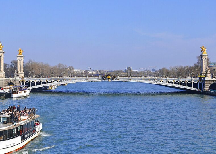 Les Renommées dorées du pont Alexandre-III, la tour Eiffel en fond