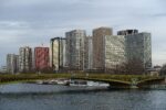 Le pont Mirabeau et ses arches d'acier sur la Seine