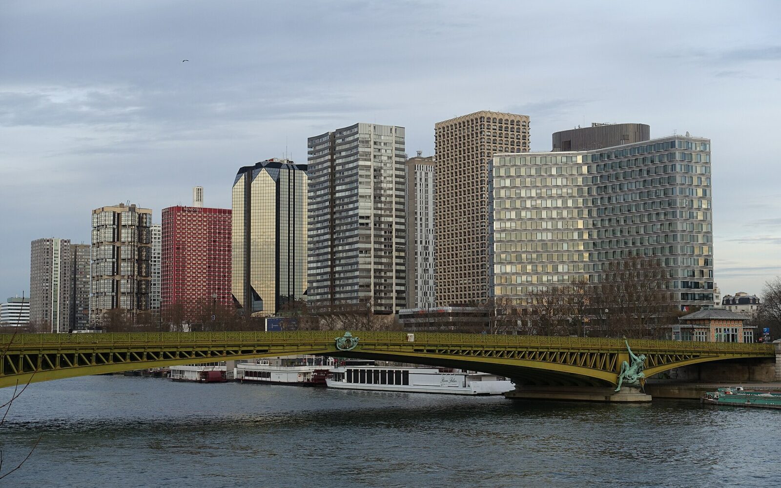 Le pont Mirabeau et ses arches d'acier sur la Seine