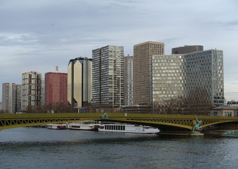 Le pont Mirabeau et ses arches d'acier sur la Seine
