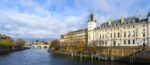 Le Pont Neuf enjambant la Seine à la pointe de l'île de la Cité