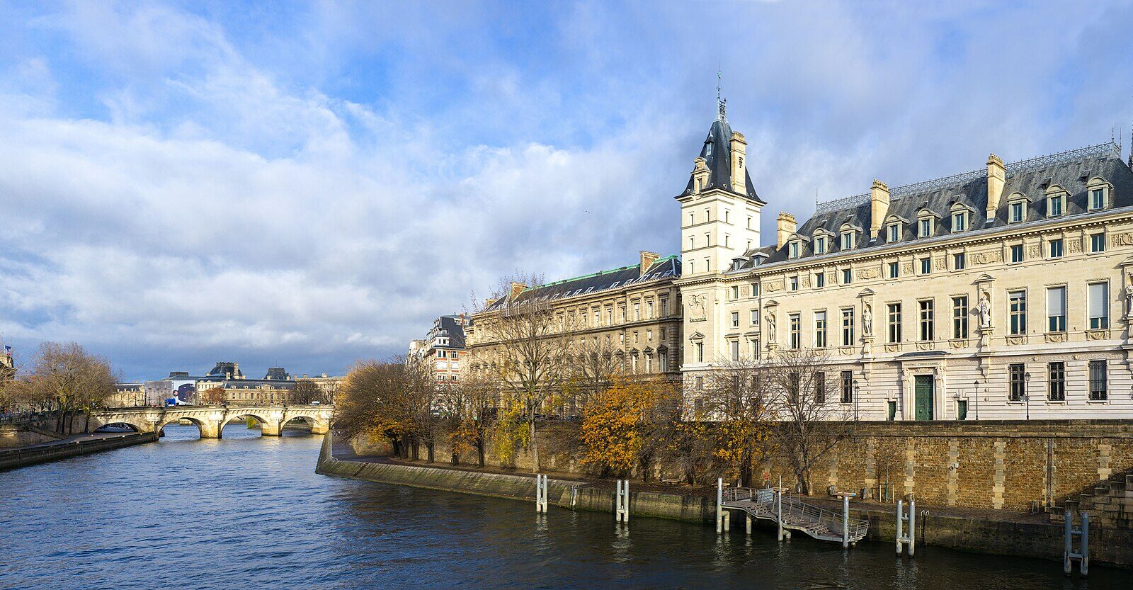 Le Pont Neuf enjambant la Seine à la pointe de l'île de la Cité