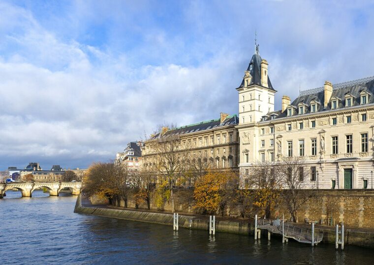Le Pont Neuf enjambant la Seine à la pointe de l'île de la Cité