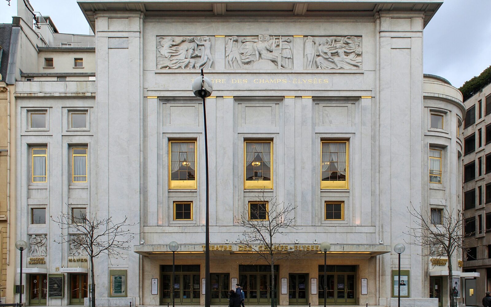 La façade aux reliefs de Bourdelle du théâtre des Champs-Élysées