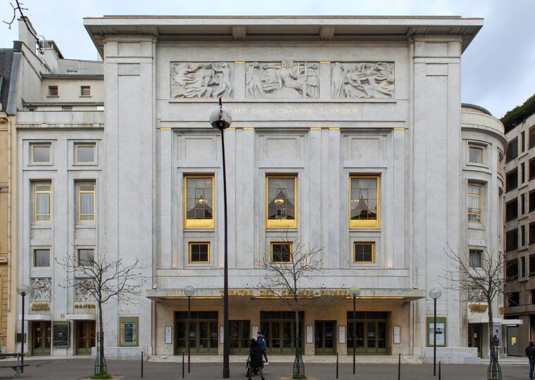 La façade aux reliefs de Bourdelle du théâtre des Champs-Élysées
