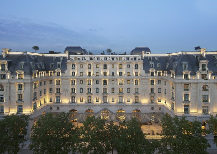 La façade du Peninsula Paris, ancien hôtel Majestic, avenue Kléber