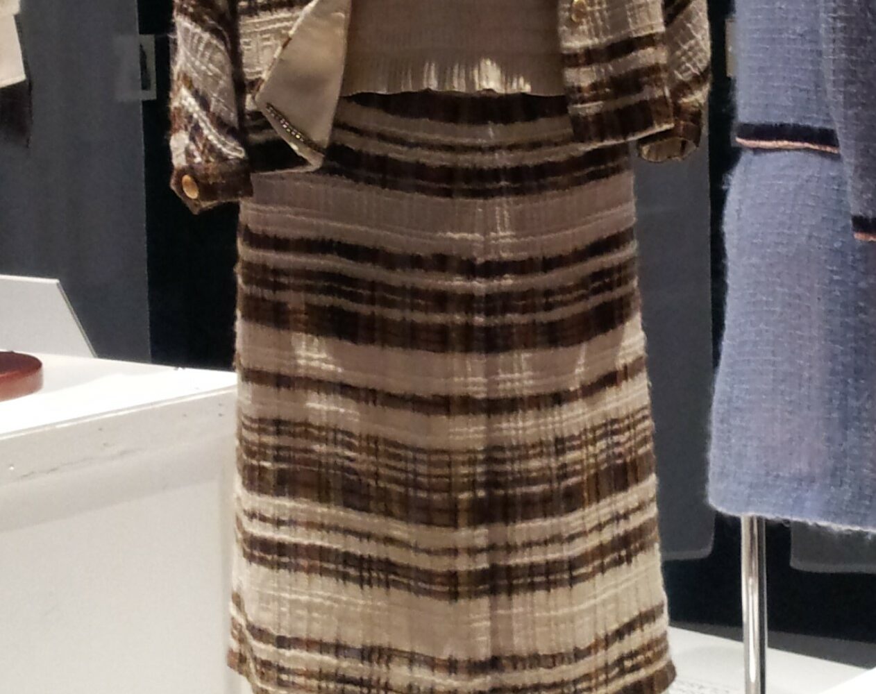 Tailleur Chanel de 1965 en tweed bouclé rayé brun et crème, avec sa blouse de soie