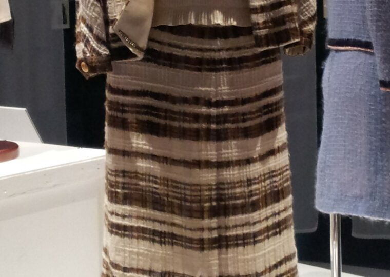 Tailleur Chanel de 1965 en tweed bouclé rayé brun et crème, avec sa blouse de soie