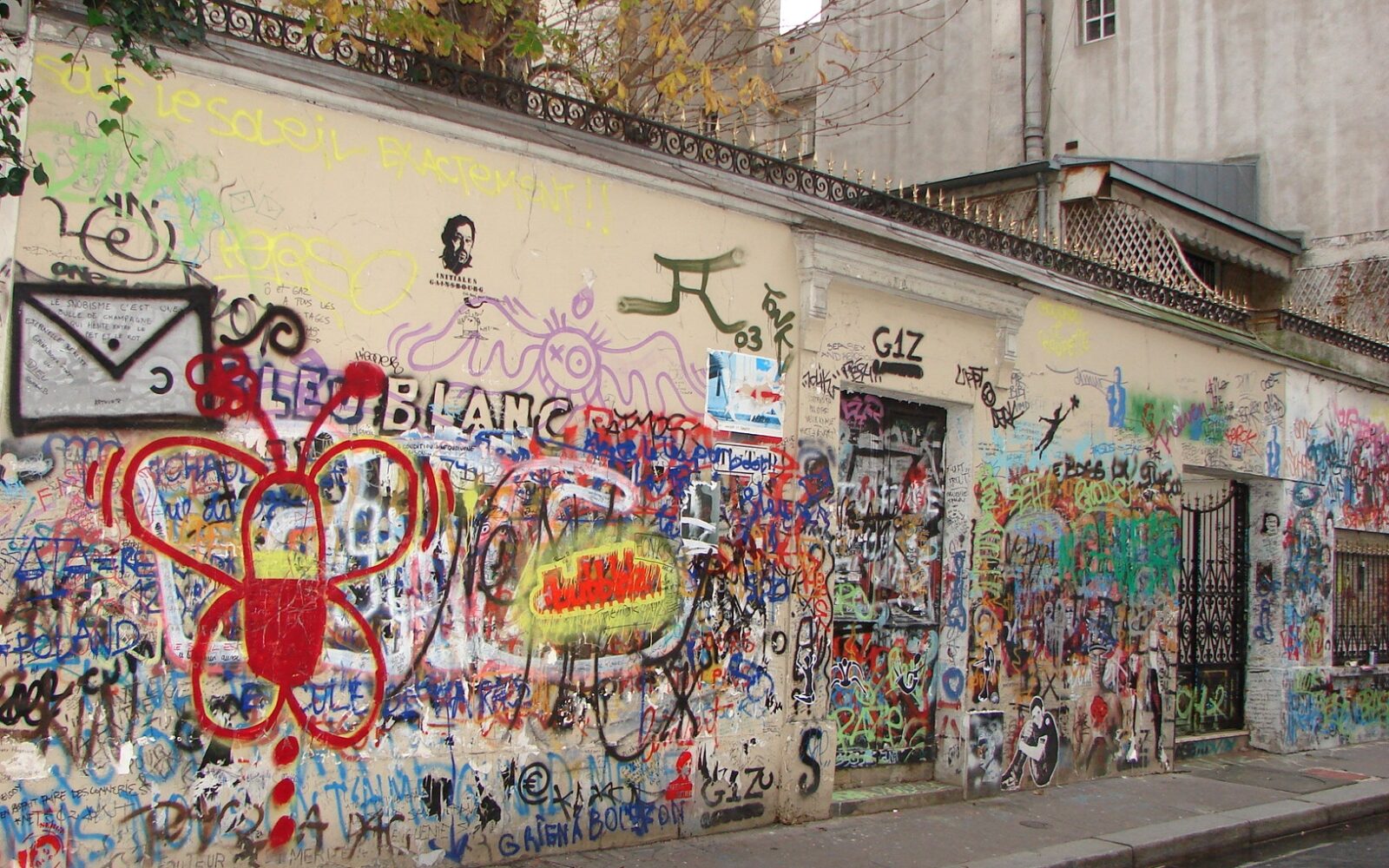 Le mur graffité du 5 bis rue de Verneuil, devant la Maison Gainsbourg