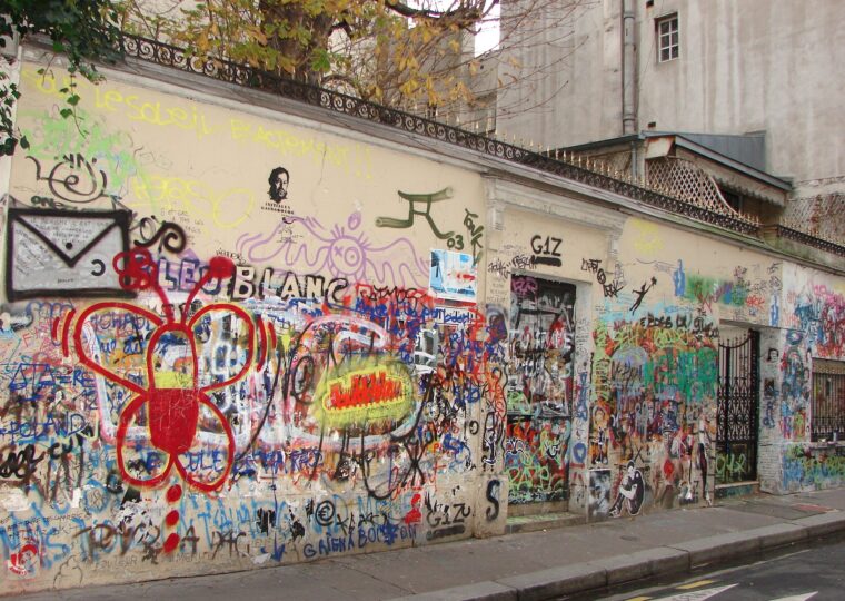 Le mur graffité du 5 bis rue de Verneuil, devant la Maison Gainsbourg