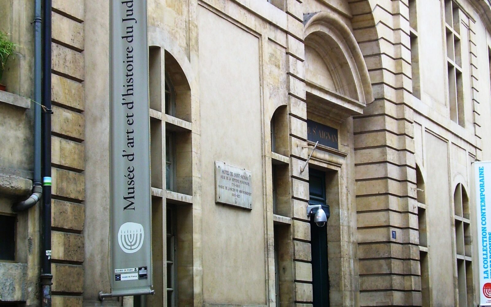 La cour de l'hôtel de Saint-Aignan, siège du musée d'art et d'histoire du judaïsme