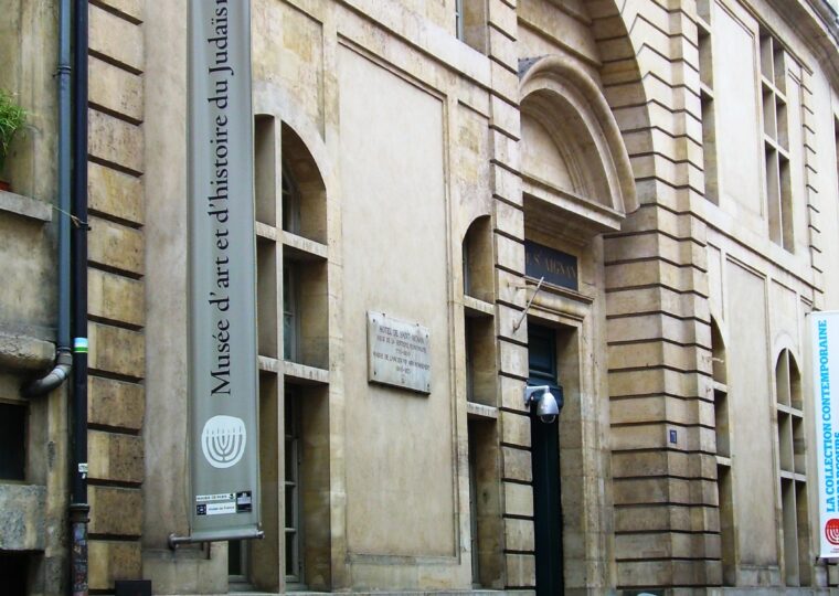 La cour de l'hôtel de Saint-Aignan, siège du musée d'art et d'histoire du judaïsme