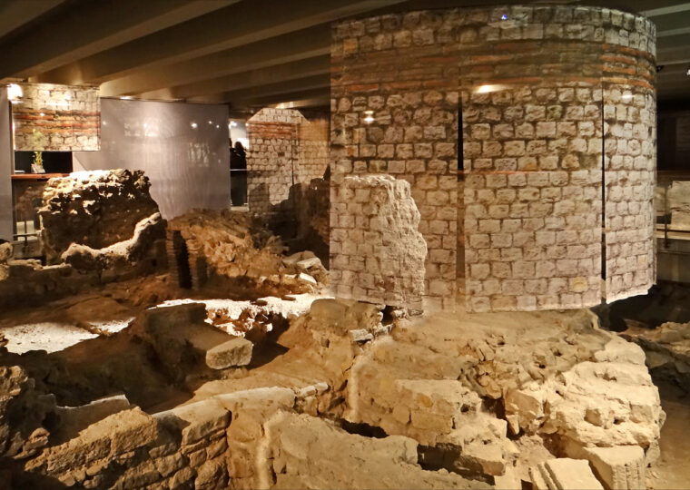 Les vestiges antiques de la crypte archéologique, sous le parvis de Notre-Dame