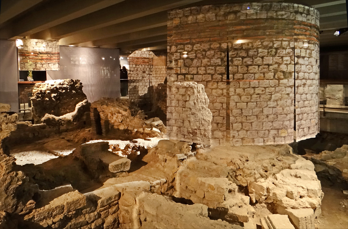Les vestiges antiques de la crypte archéologique, sous le parvis de Notre-Dame