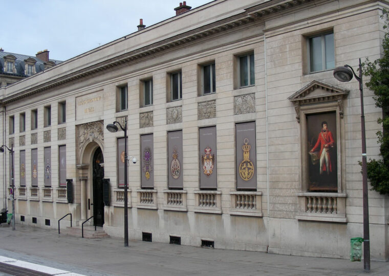 Le palais de la Légion d'honneur (hôtel de Salm), face au musée d'Orsay