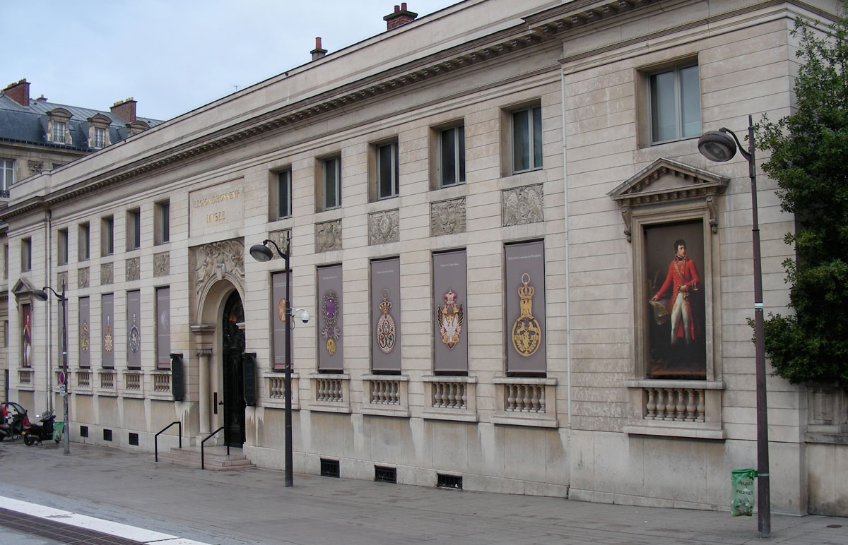 Le palais de la Légion d'honneur (hôtel de Salm), face au musée d'Orsay