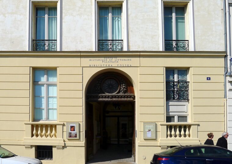 La Bibliothèque polonaise de Paris, quai d'Orléans, sur l'île Saint-Louis