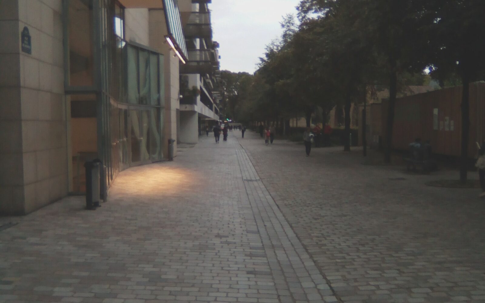 Le bâtiment de Frank Gehry qui abrite la Cinémathèque française, rue de Bercy