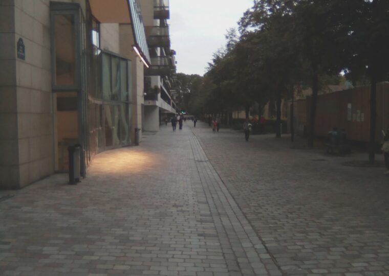 Le bâtiment de Frank Gehry qui abrite la Cinémathèque française, rue de Bercy