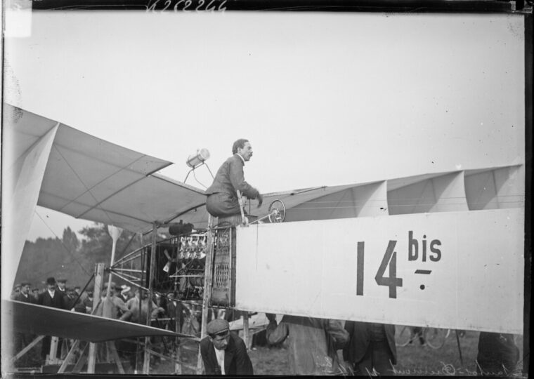 Alberto Santos-Dumont à bord du 14-bis, entouré de curieux, en novembre 1906