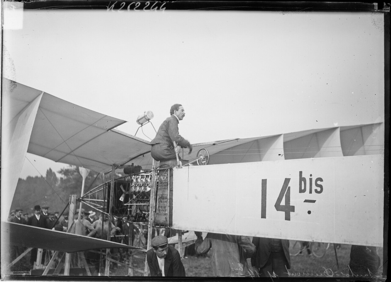 Alberto Santos-Dumont à bord du 14-bis, entouré de curieux, en novembre 1906